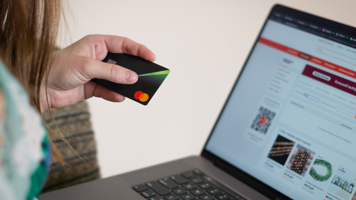 Kobieta płacąca kartą za zakupy online