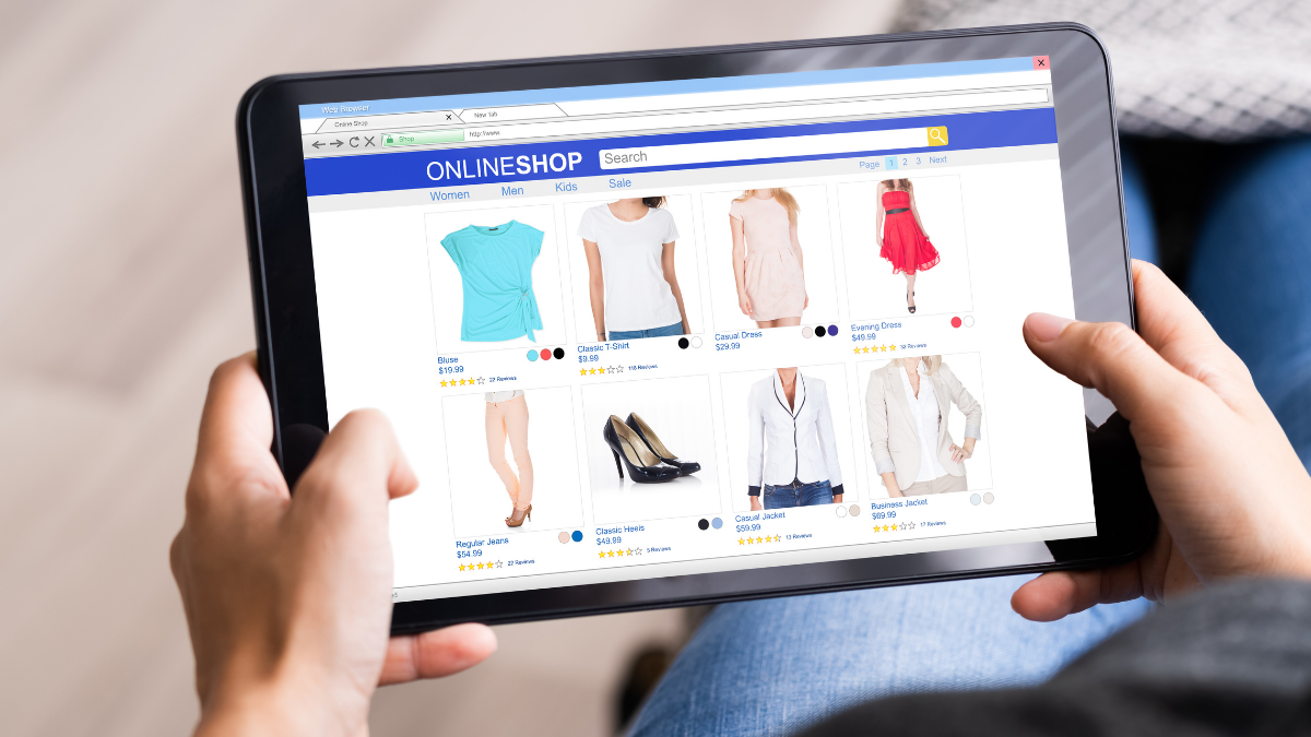 Osoba przeglądająca ubrania w sklepie online na tablecie