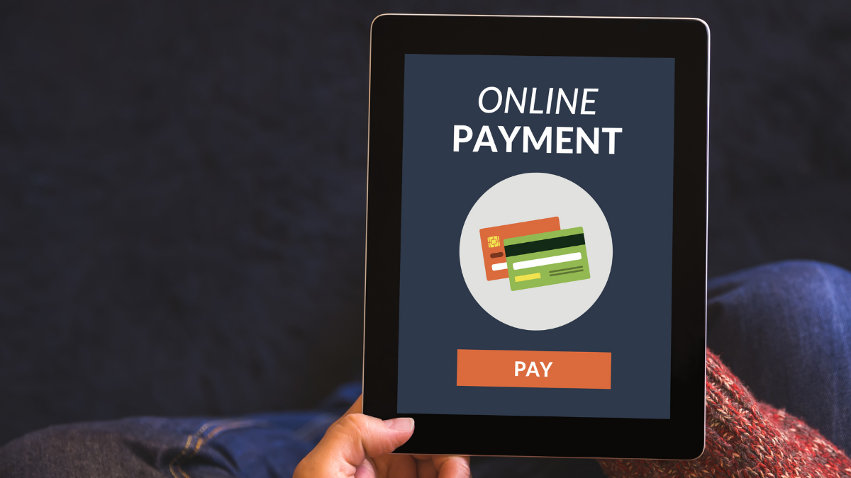 Ręka trzymajaca tablet z napisem online payment