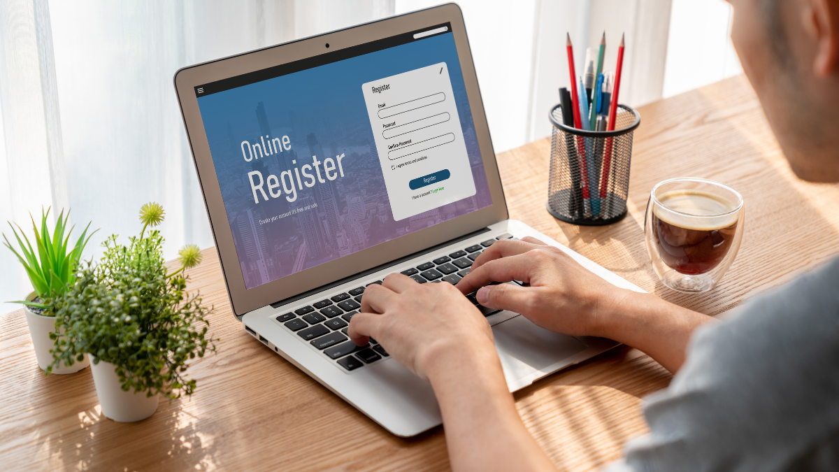 Mężczyzna rejestrujący się na platformie online na laptopie