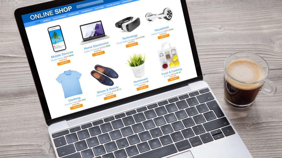 Laptop z wyświetlonymi różnymi kategoriami produktów w sklepie online