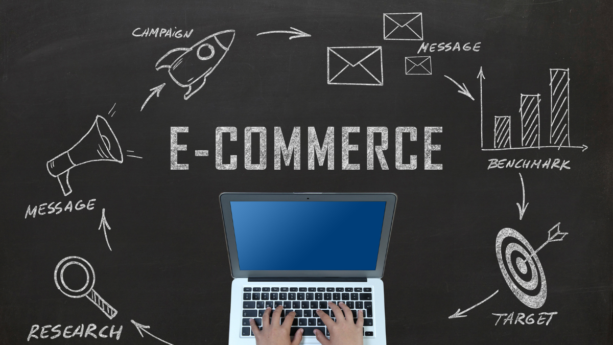 Czarne tło z laptopem i centralnym napisem e-commerce oraz kołem symboli czynników wpływających na sprzedaż online
