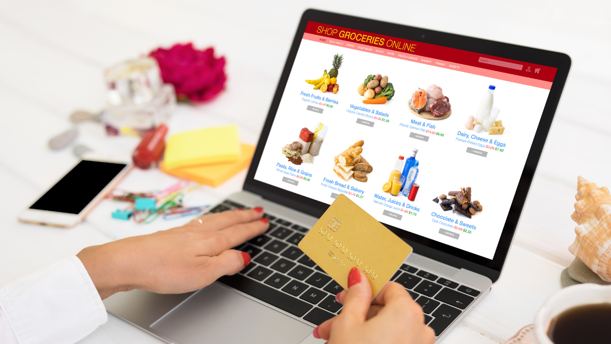 Kobieta robiąca zakupy w warzywniaku online, dokonująca płatności kartą