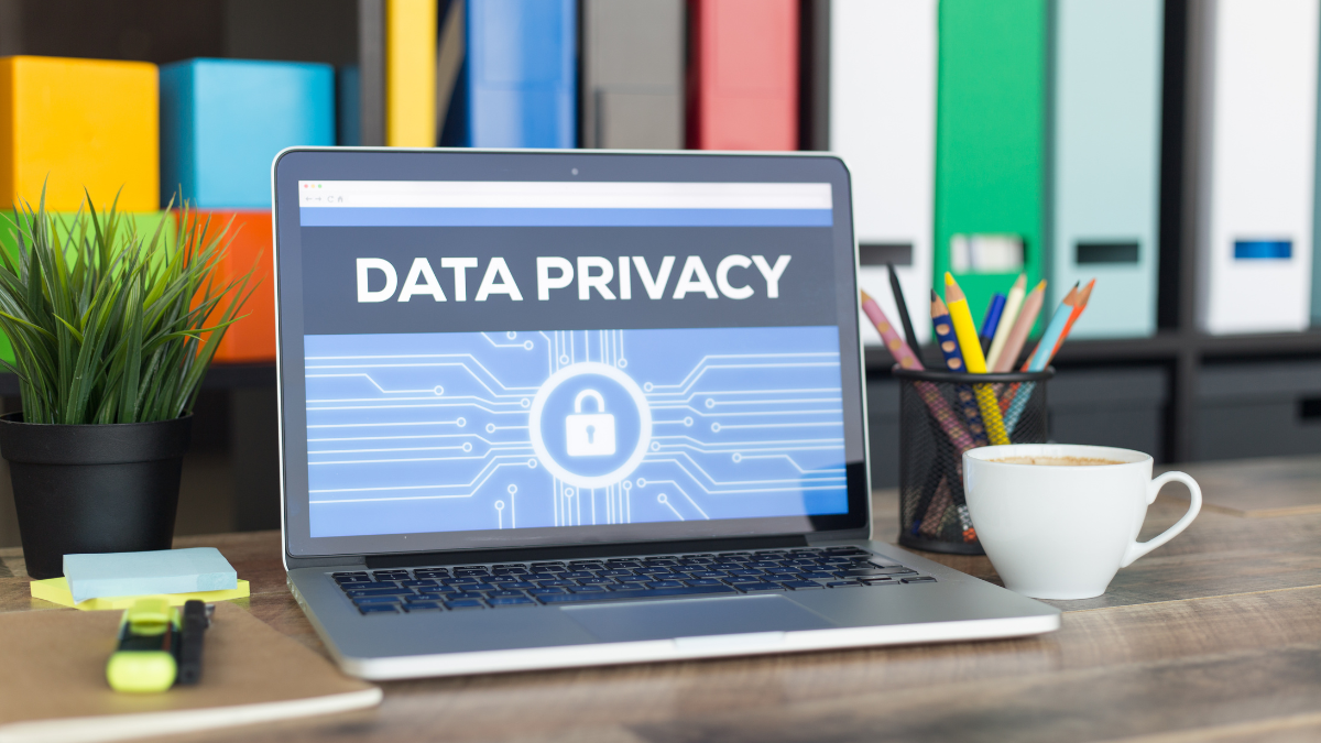 Laptop w biurze z ekranem z napisem data privacy 