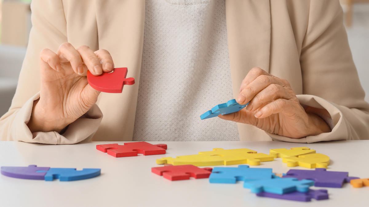 Kobieta układająca kolorowe puzzle