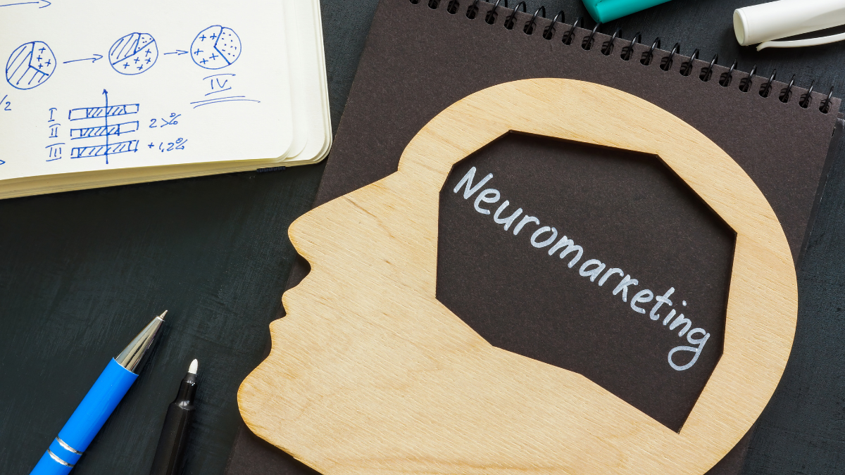 Okładka zeszytu z wizualizacją głowy człowieka, gdzie w miejscu mózgu jest napis neuromarketing