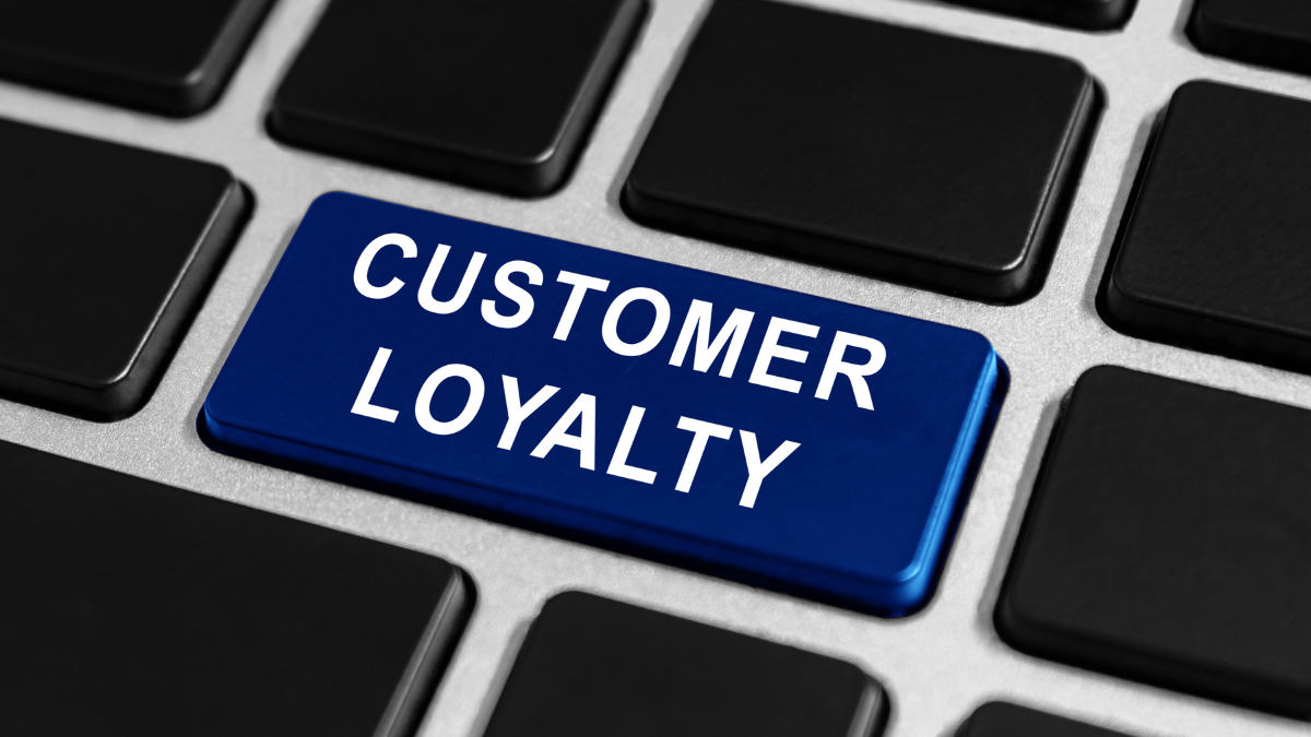 Przycisk na klawiaturze komputera z napisem customer loyalty