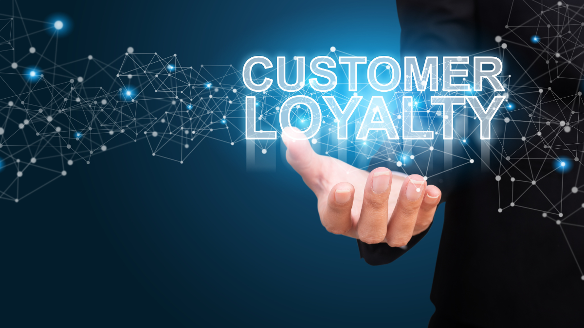 Ludzka ręka prezentująca napis customer loyalty