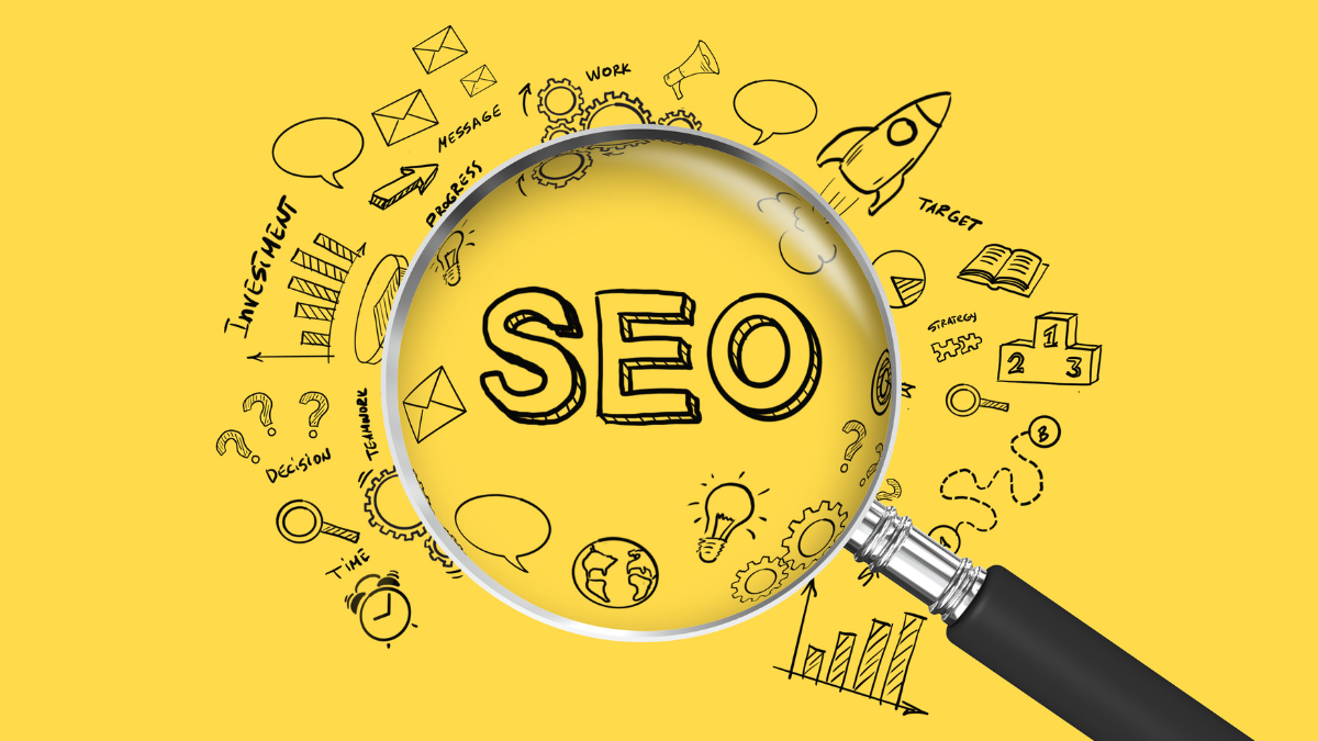 Elementy SEO narysowane na żółtym tle oraz lupa powiększająca napis SEO