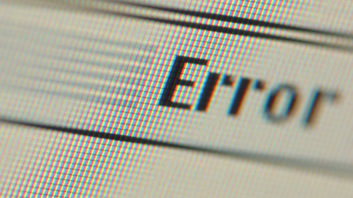 Zbliżenie napisu error wyświetlonego na ekranie komputera